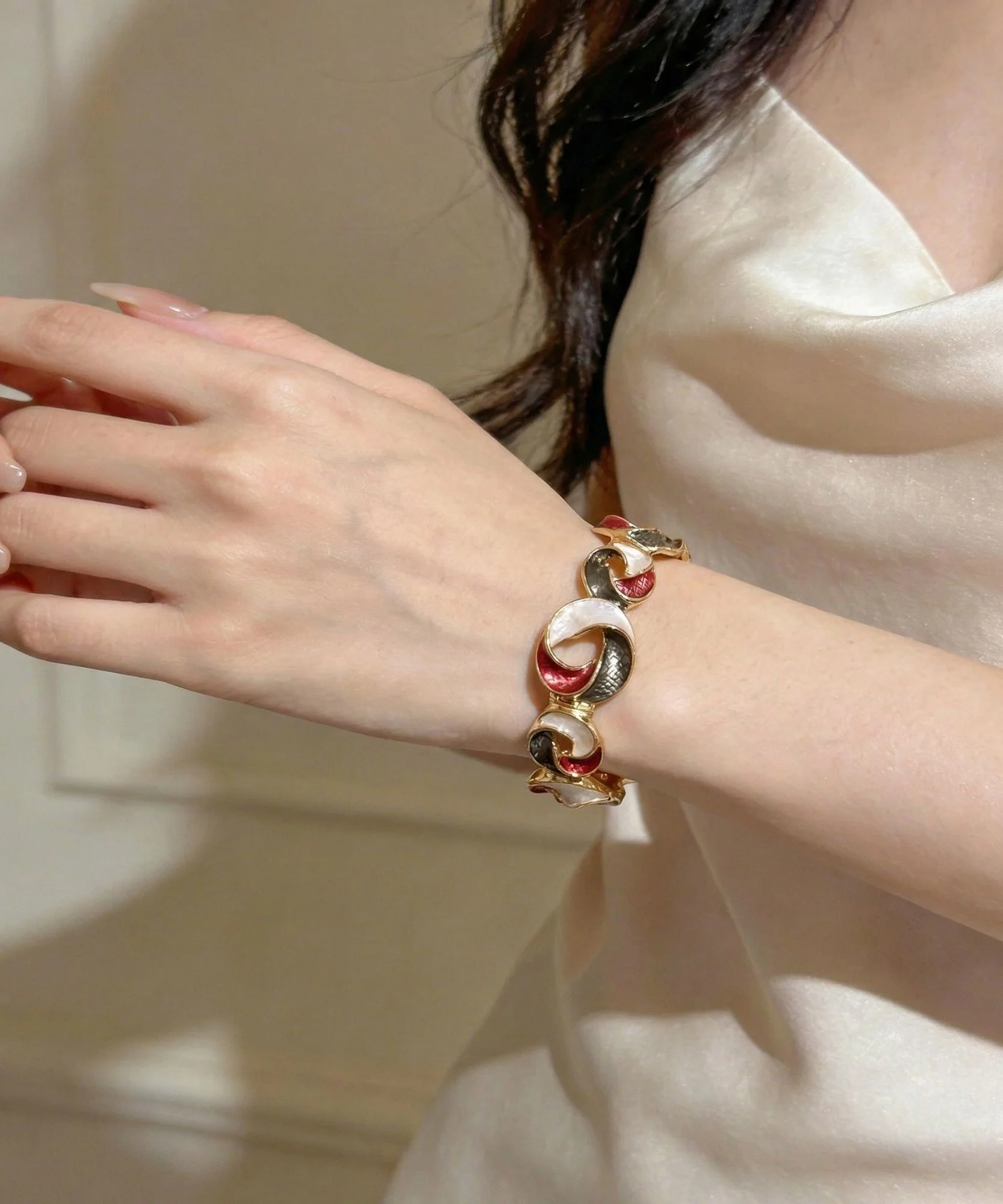 2026 New Coffee Alloy Hollow Out Floral Bangle - Image 4
