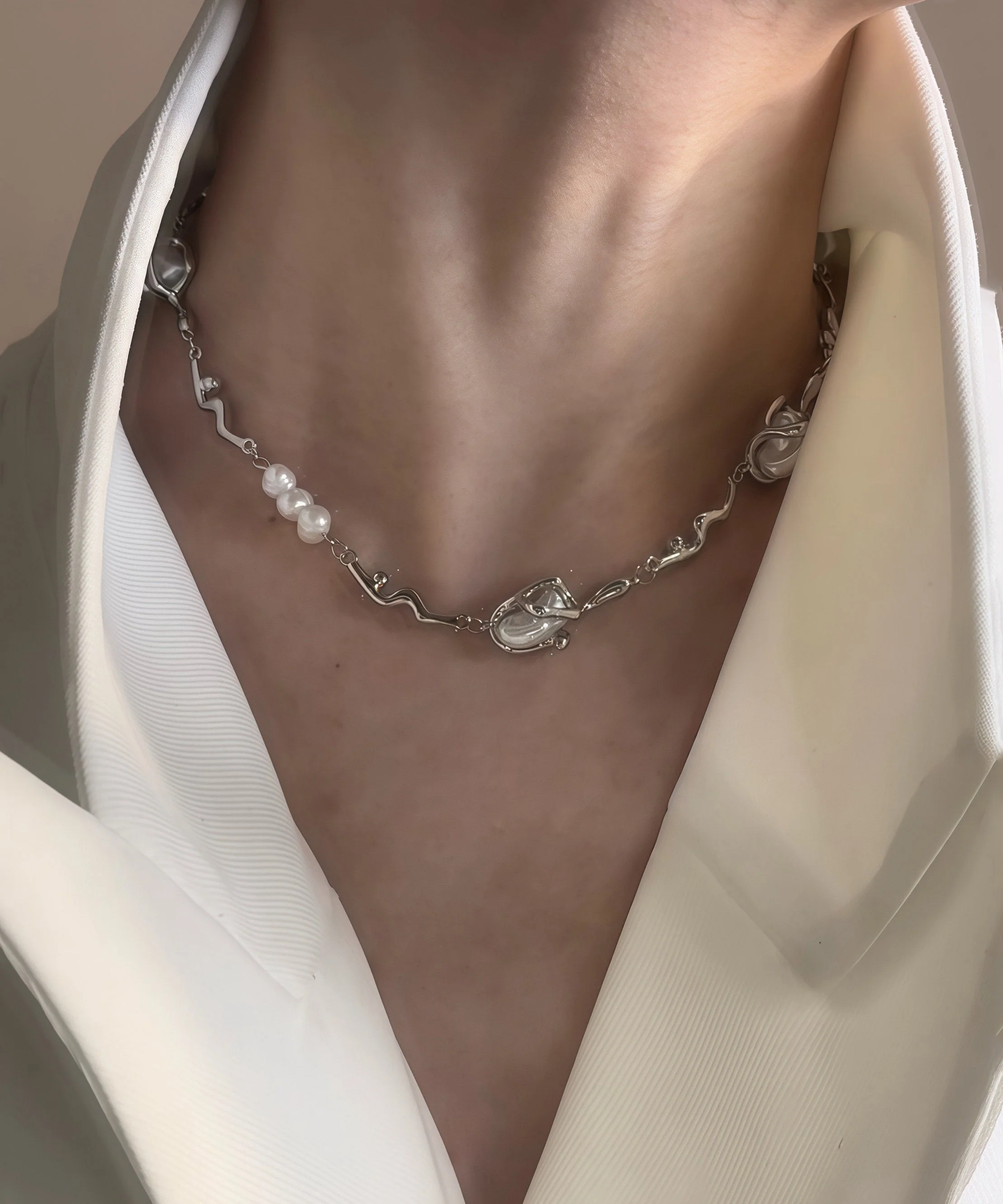 Beautiful Silvery Asymmetrical Design Pearl Metal Choker - Image 2