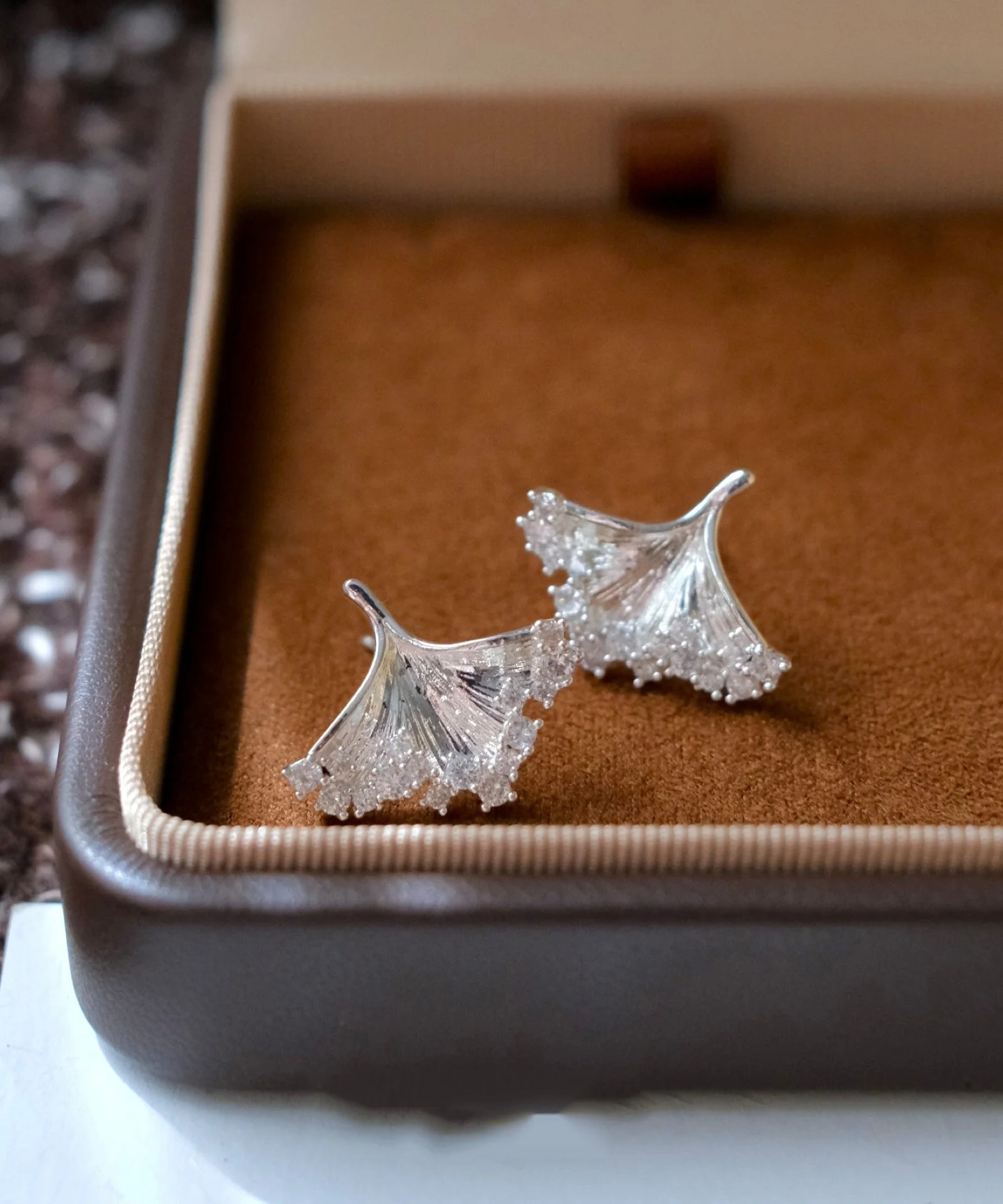 Boutique Silk Copper Silver-Plated Zircon Ginkgo Leaf Stud Earrings - Image 2