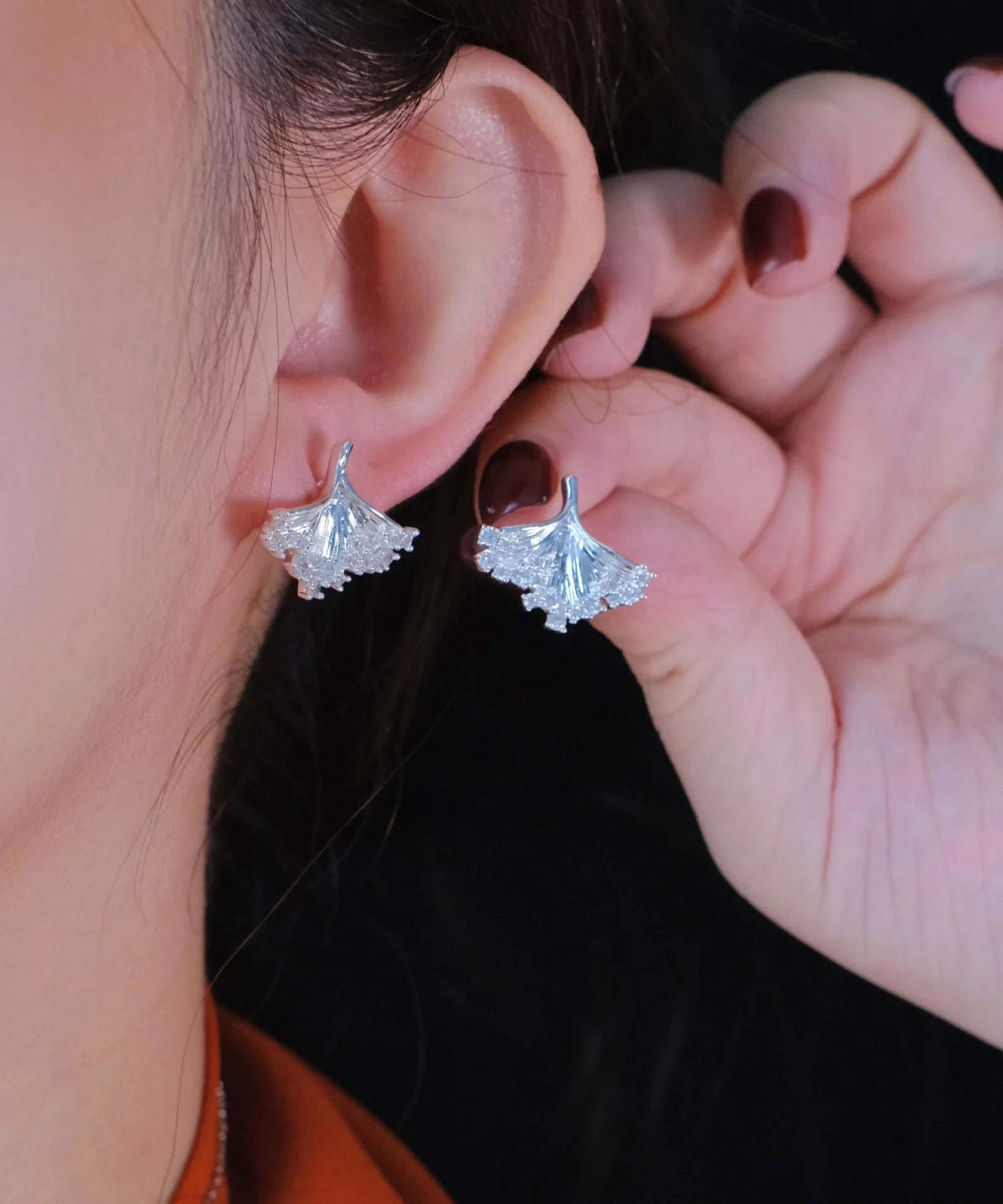 Boutique Silk Copper Silver-Plated Zircon Ginkgo Leaf Stud Earrings - Image 3