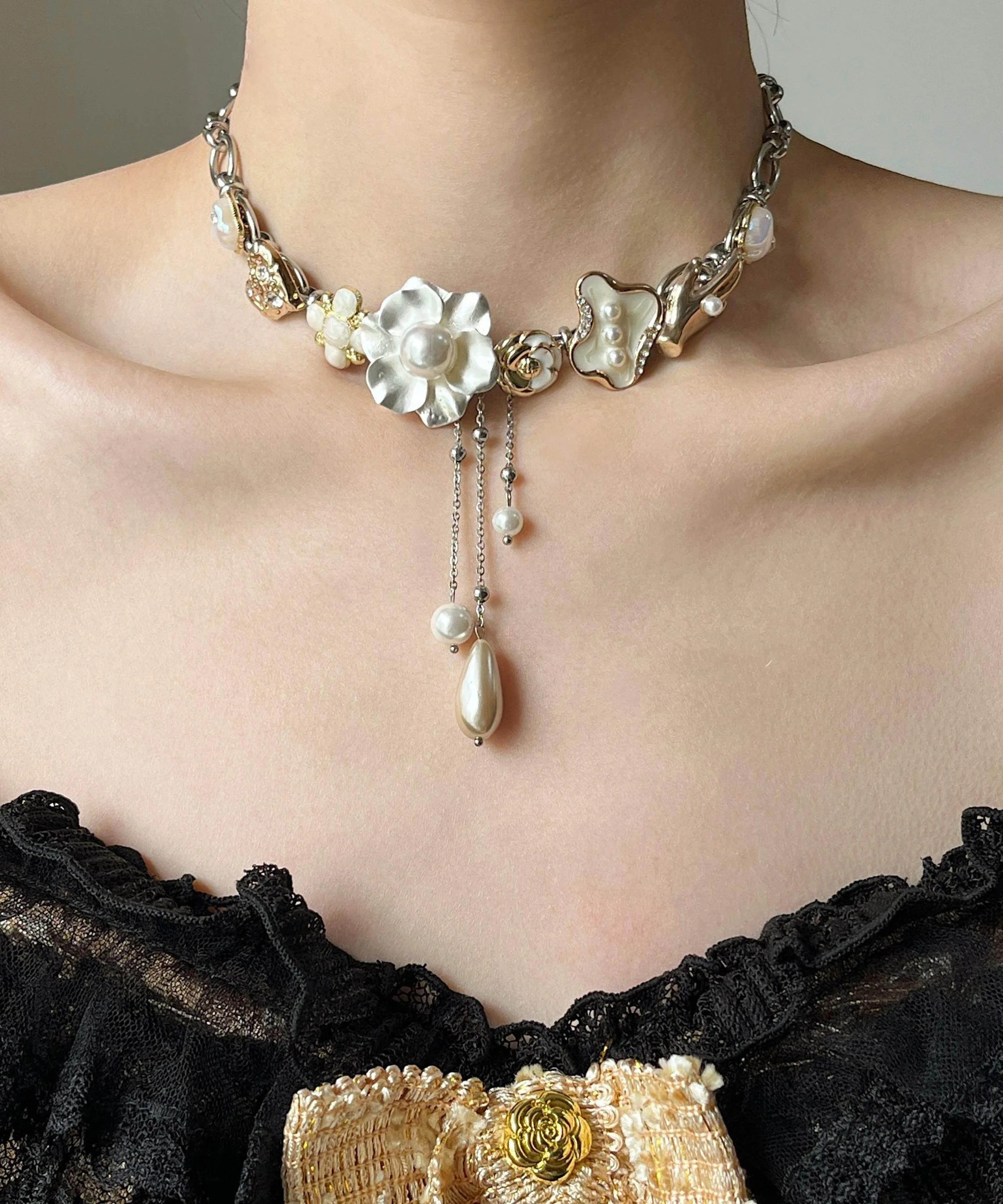 Chic White Floral Tassel Pearl Adjustable Alloy Choker - Image 3