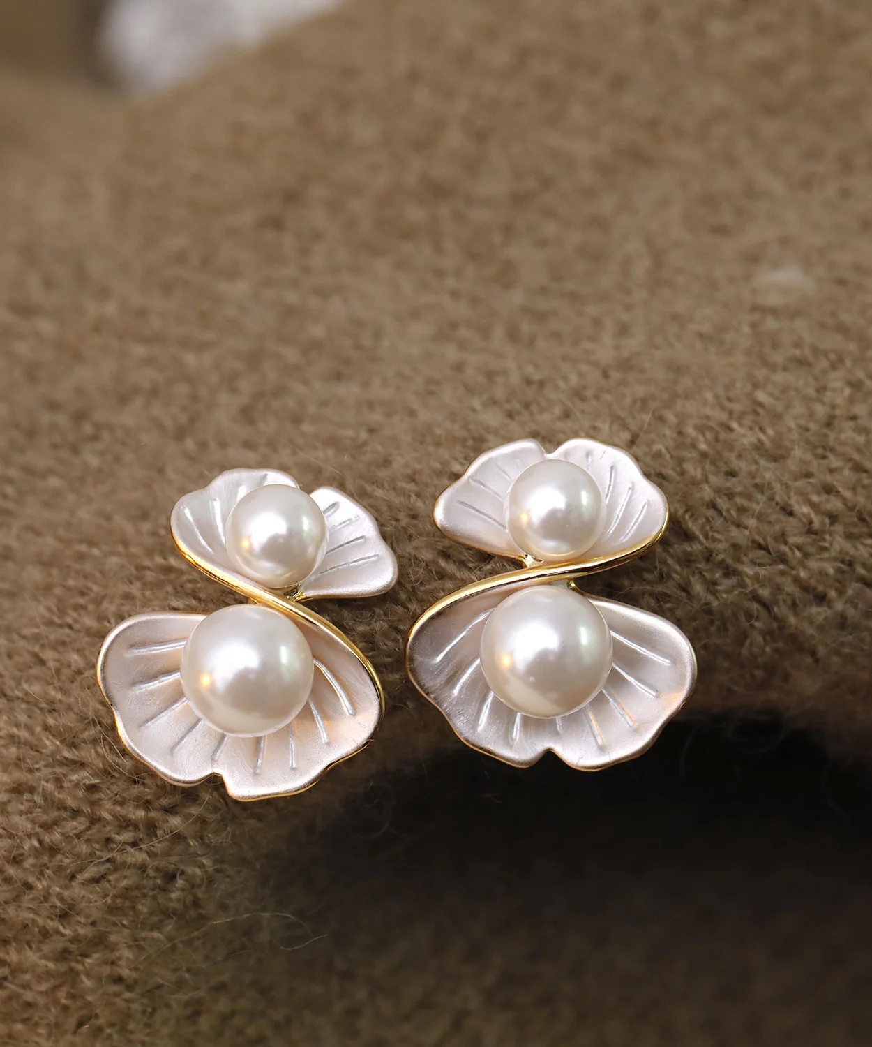 Classy White Alloy Drip Glaze Pearl Stud Earrings - Image 3