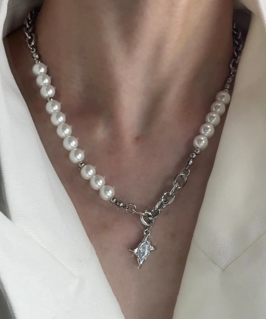 Classy White Pearl Patchwork Tungsten Steel Zircon Pendant Choker - Image 3