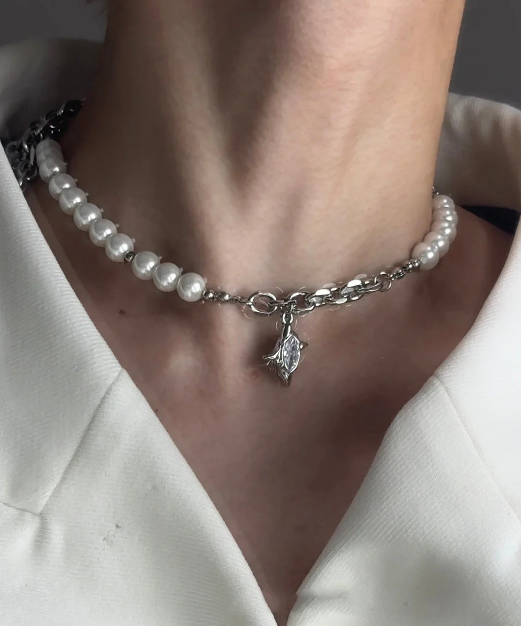 Classy White Pearl Patchwork Tungsten Steel Zircon Pendant Choker - Image 4