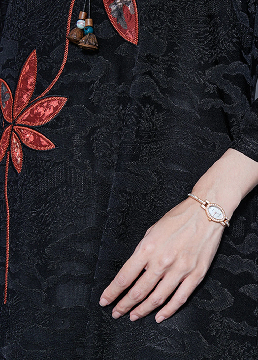 Elegant Black Embroideried Jacquard Silk Dress Bracelet Sleeve - Image 5