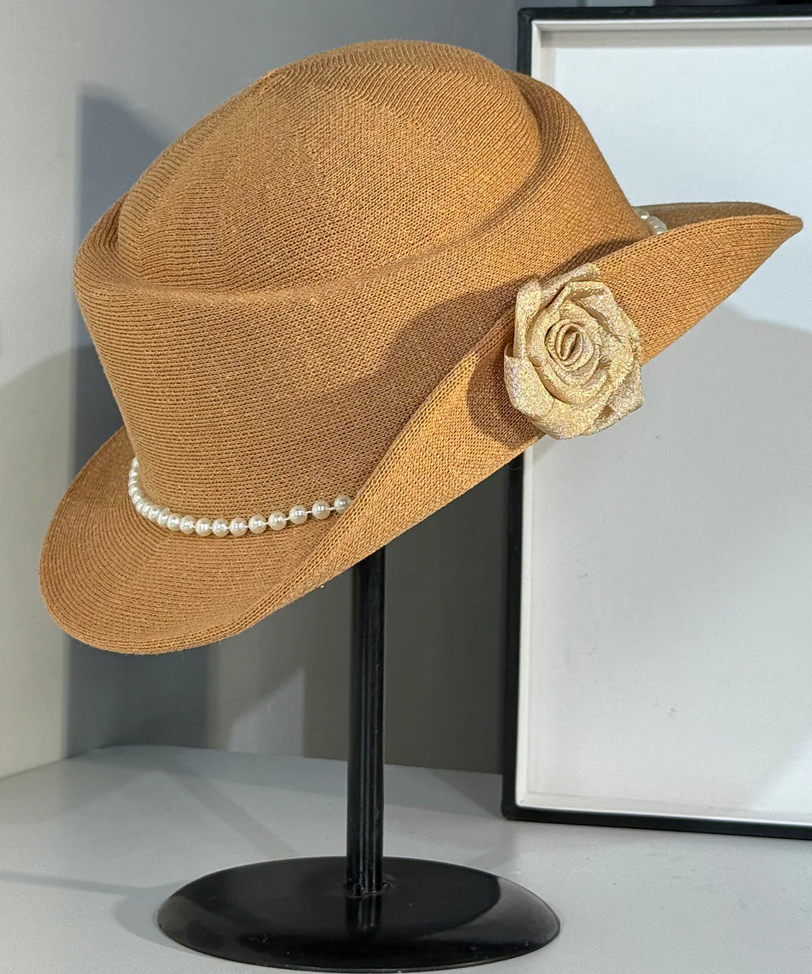 Elegant French Beige Breathable Flower Pearl Cloche Hat - Image 2