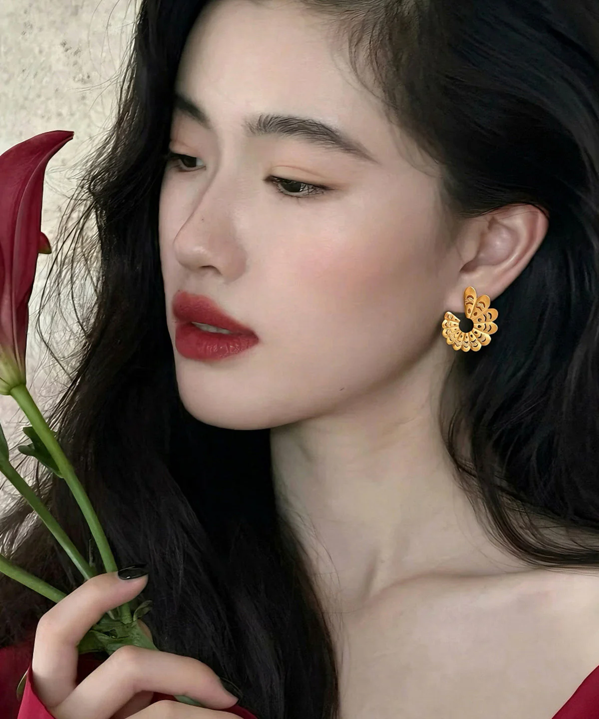 Elegant Golden Hollow Out Fan-shaped Metal Stud Earrings - Image 4