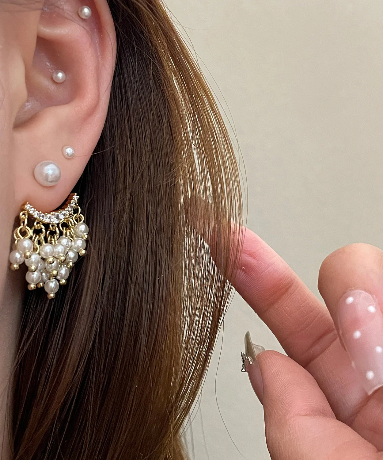 Elegant White Copper Alloy Acrylic Pearl Tassel Stud Earrings - Image 3