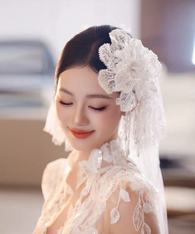 Elegant White Lace Double-Layer Floral Sequins Tassel Single Hairpin - Image 4
