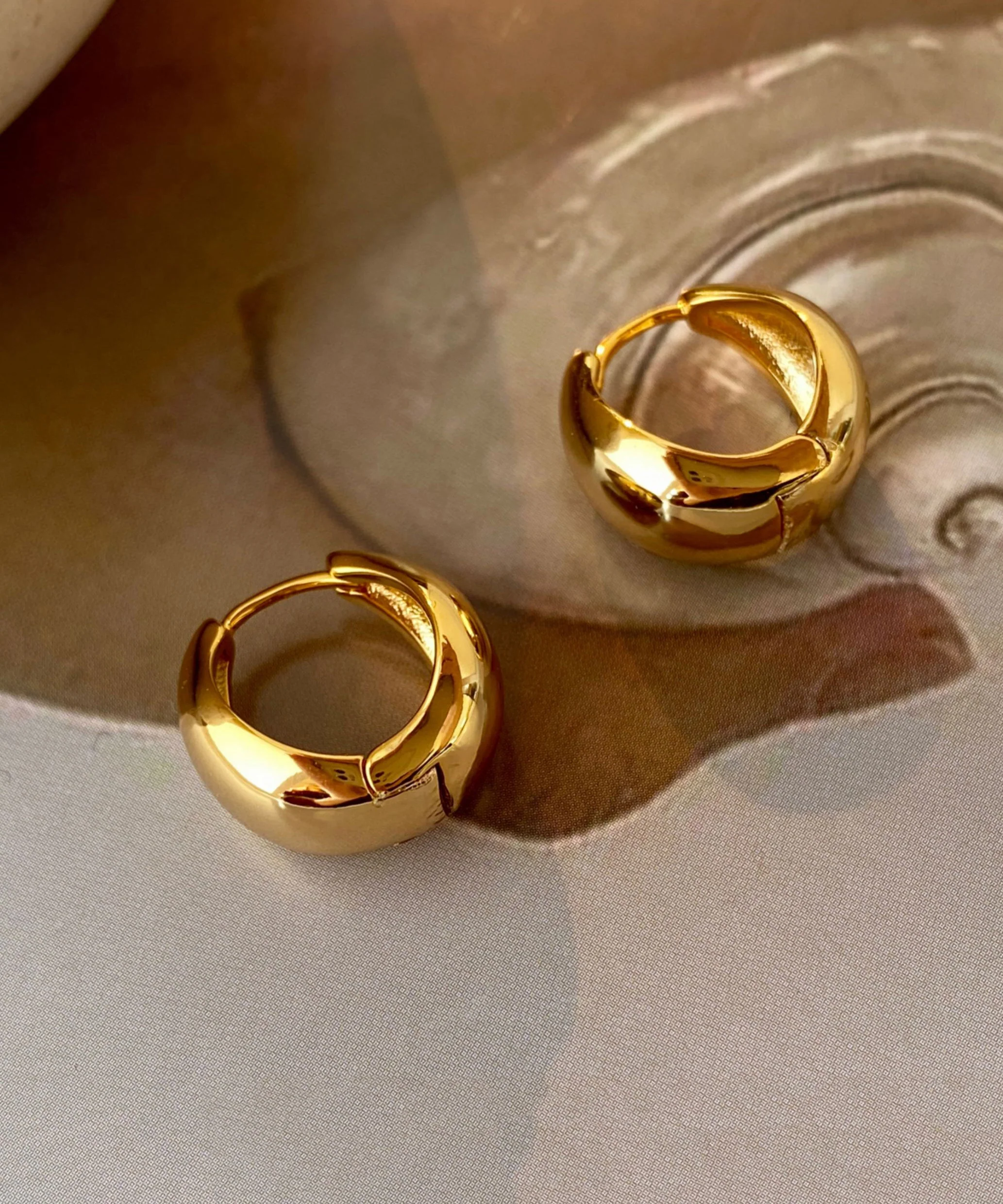 European And American Gold Water Drop Metallic Ring Earrings - Image 3