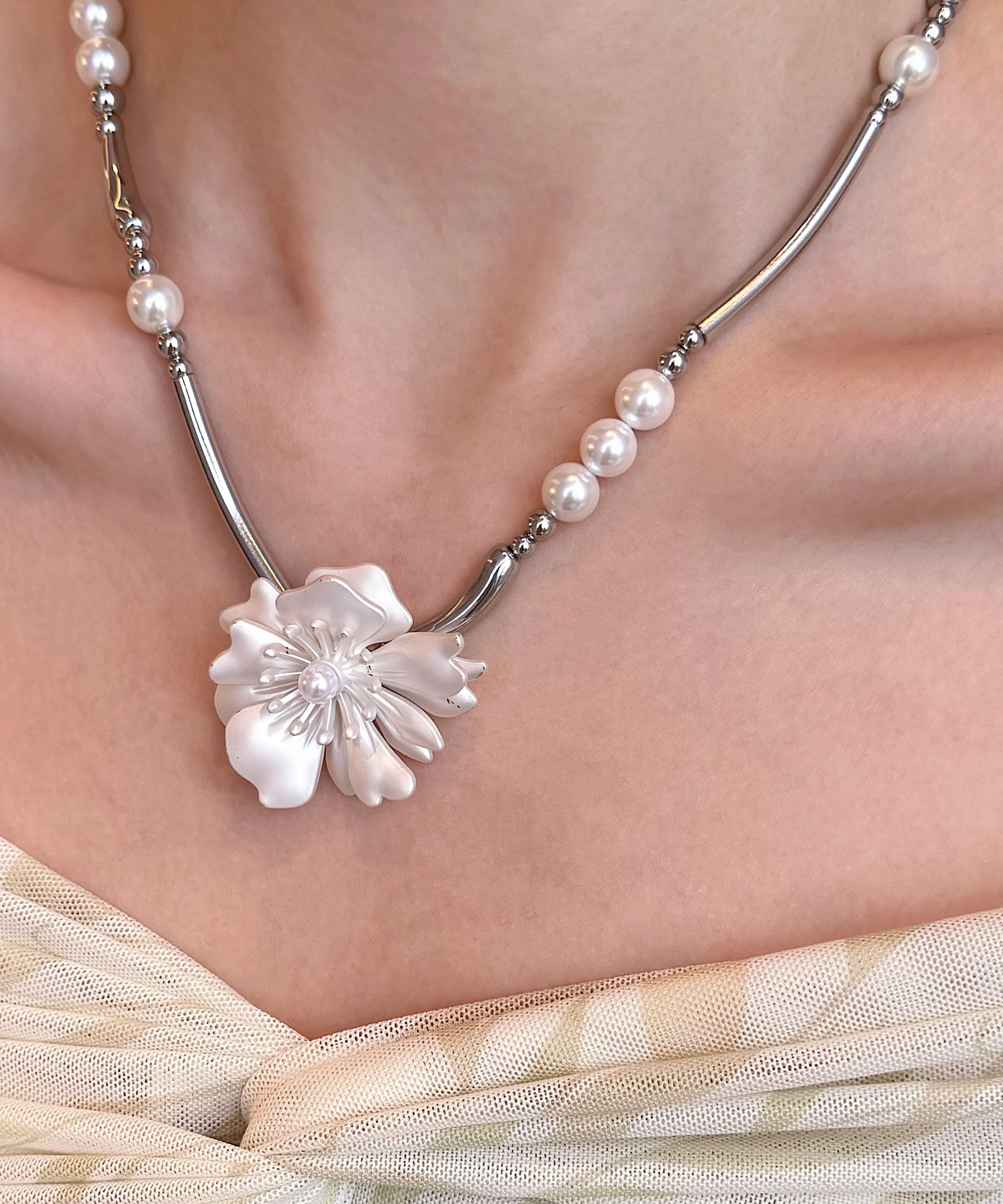 Floral White Pearl Alloy Pendant Necklace - Image 4