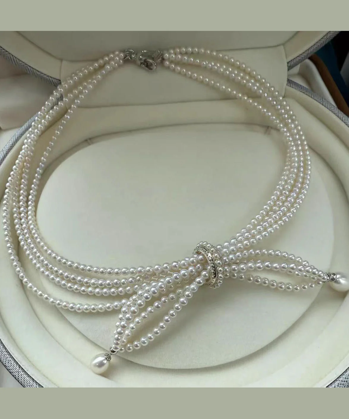 French Multi-Layered Bow Pearl Necklace - Image 5