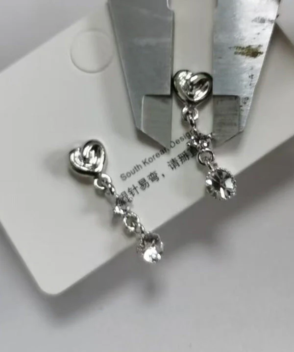 Light Luxury Heart-Shaped Rhinestone Stud Earrings - Image 4