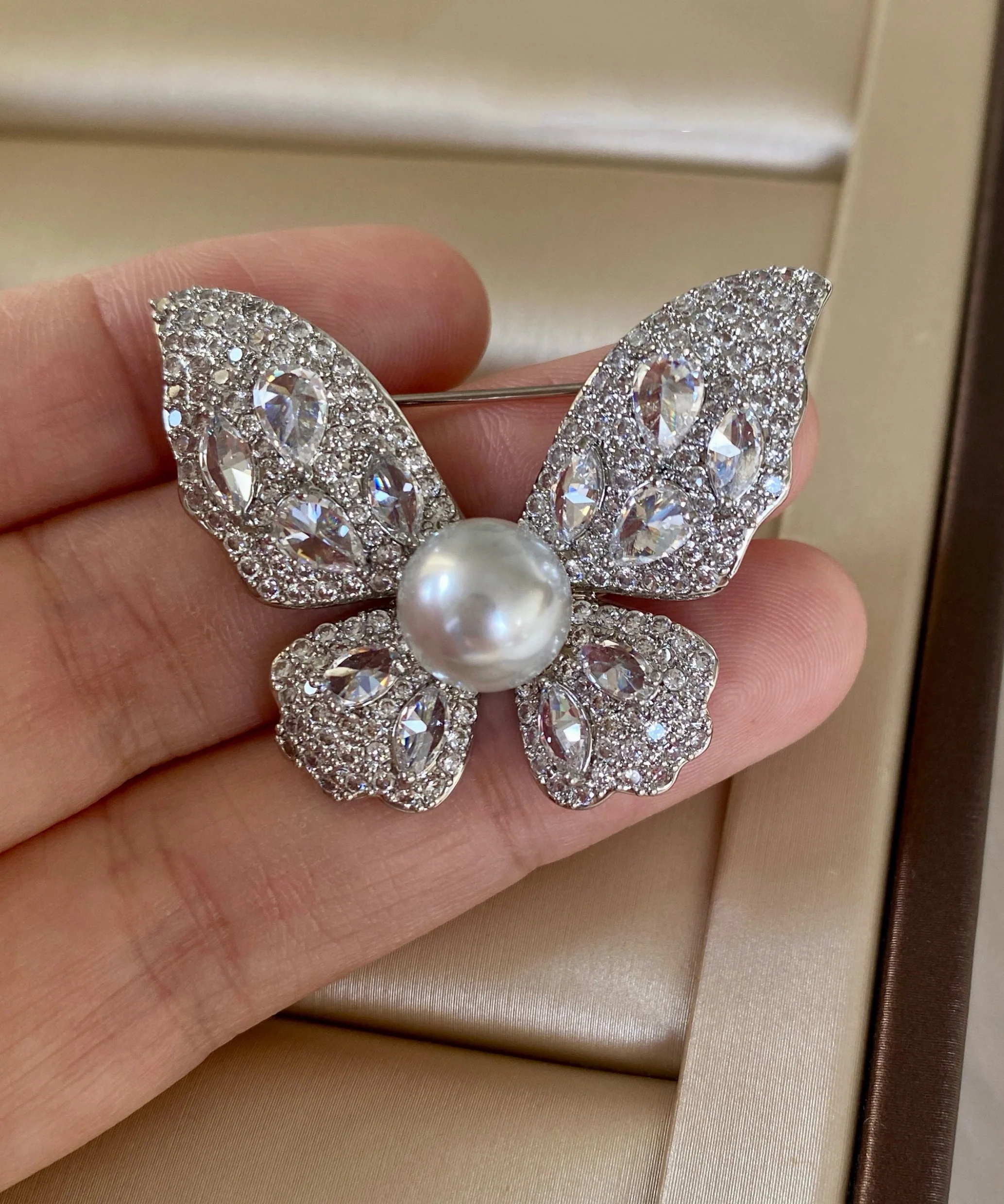 Light Luxury Zircon Pearl Butterfly Brooches - Image 3
