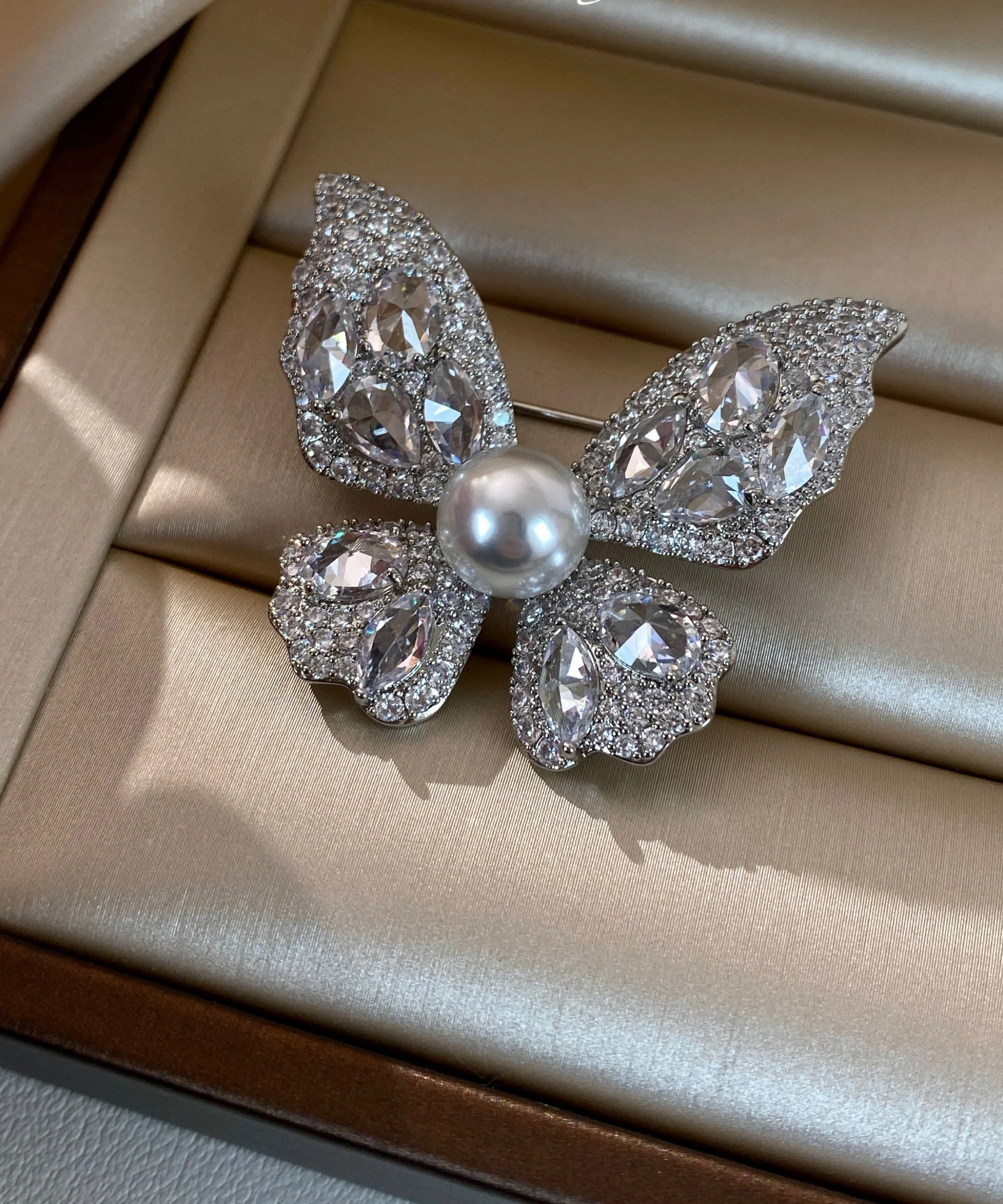 Light Luxury Zircon Pearl Butterfly Brooches - Image 4