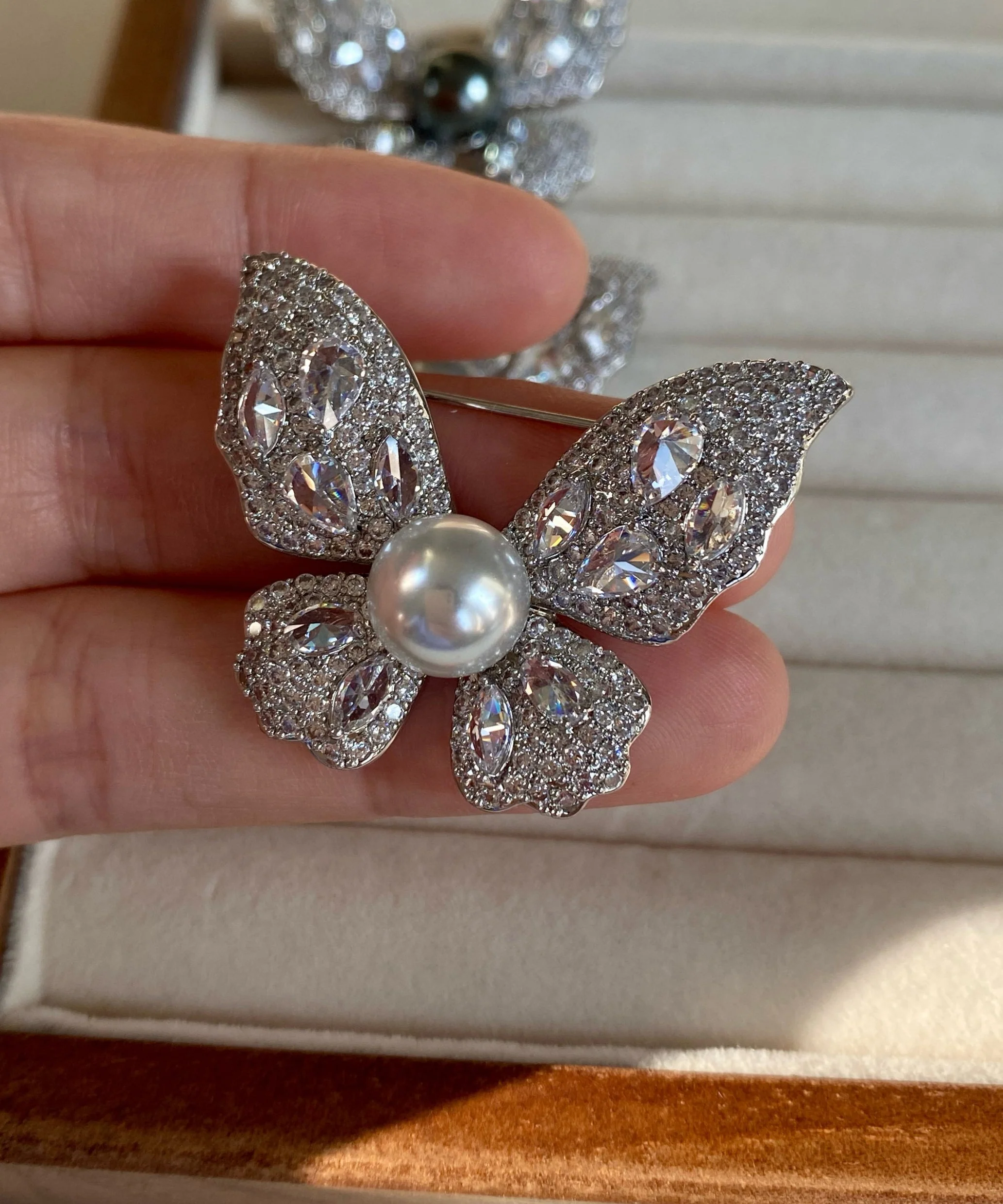 Light Luxury Zircon Pearl Butterfly Brooches - Image 5