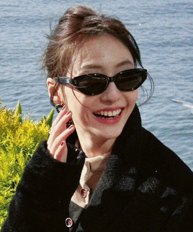 Modern Black Resin Cat Eyes UV Protection Sunglasses - Image 3