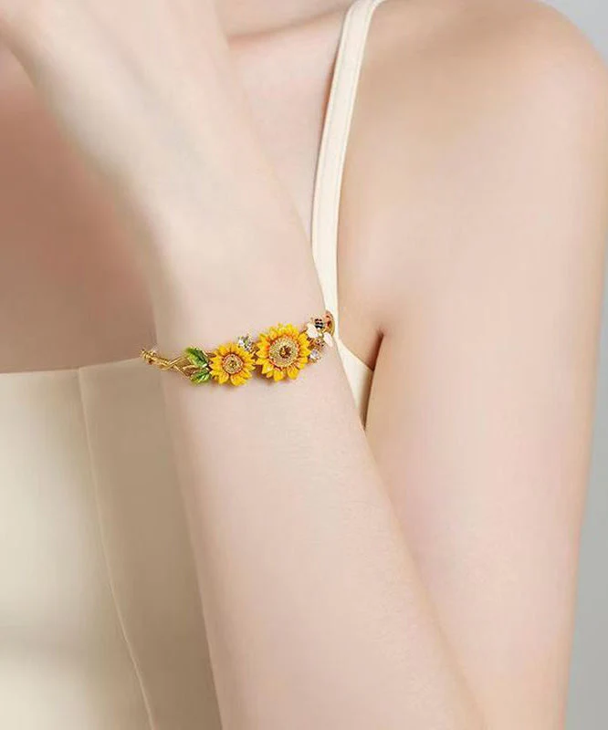 Original Design Yellow Alloy Enamel Sunflower Bee Pearl Pendant Necklace Three-Piece Set - Image 4