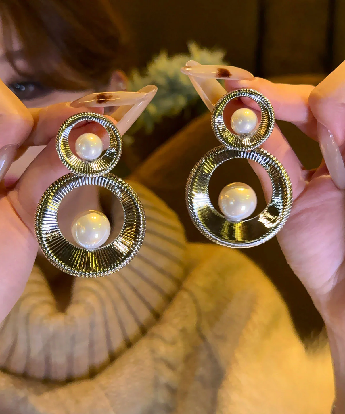 Oversize Gold Copper Overgild Pearl Hollow Out Hoop Earrings - Image 4