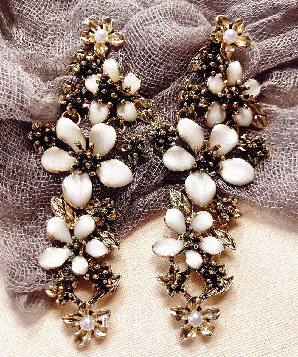 Retro White Alloy Floral Tassel Drop Earrings - Image 2