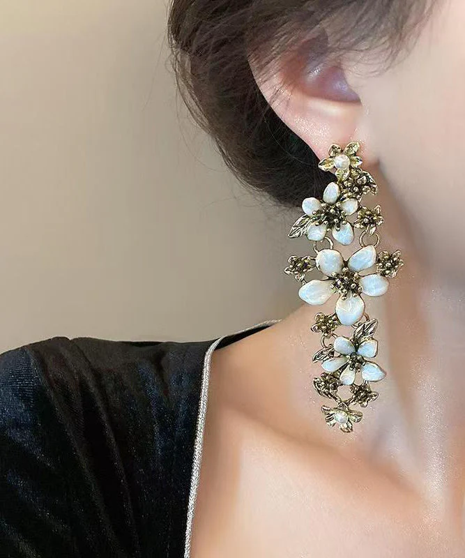 Retro White Alloy Floral Tassel Drop Earrings - Image 3