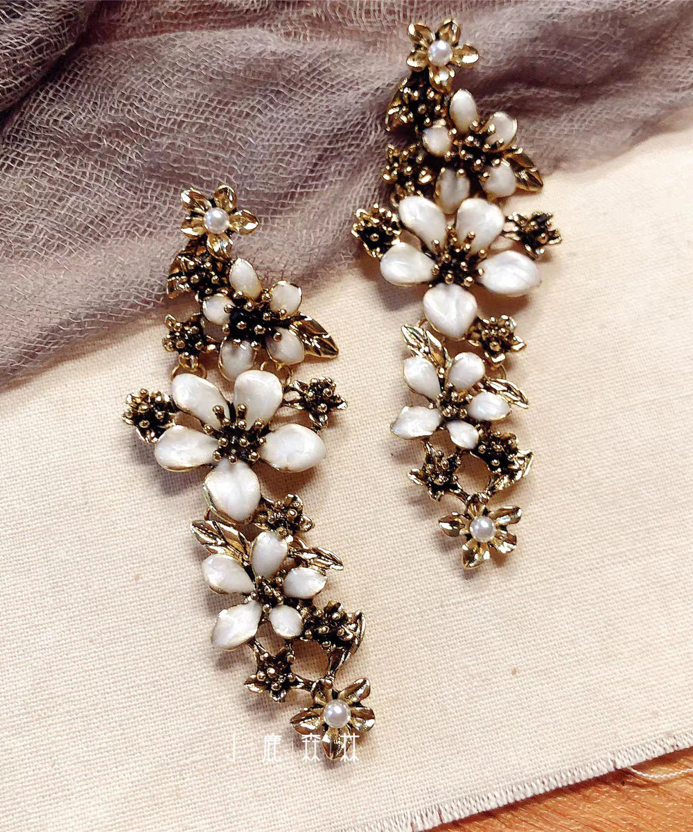 Retro White Alloy Floral Tassel Drop Earrings - Image 4