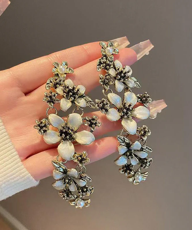Retro White Alloy Floral Tassel Drop Earrings - Image 5