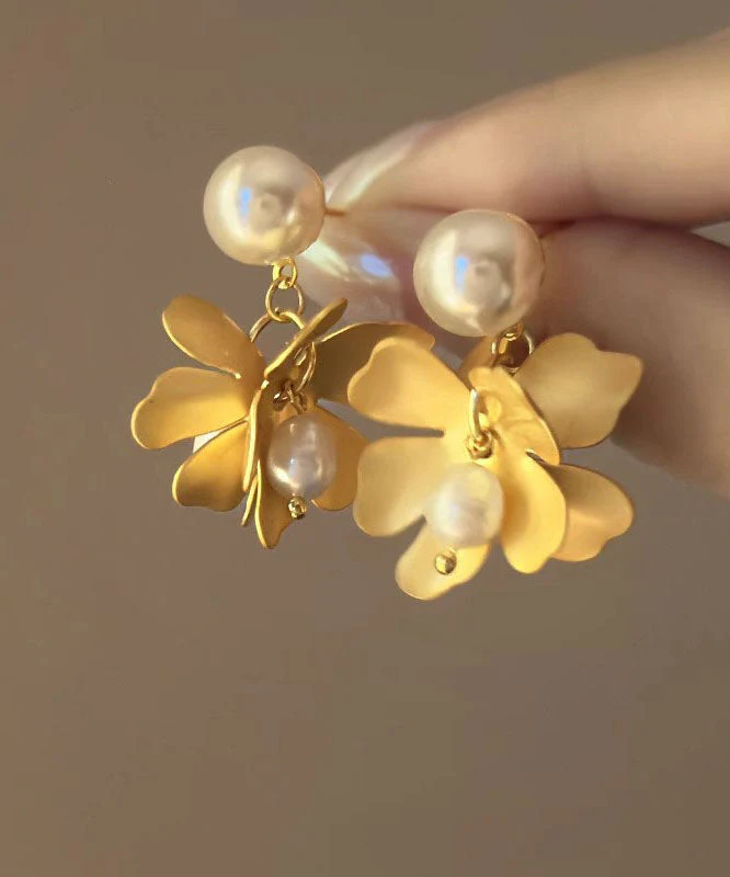 Style Gold Metal Overgild Pearl Floral Stud Earrings - Image 4