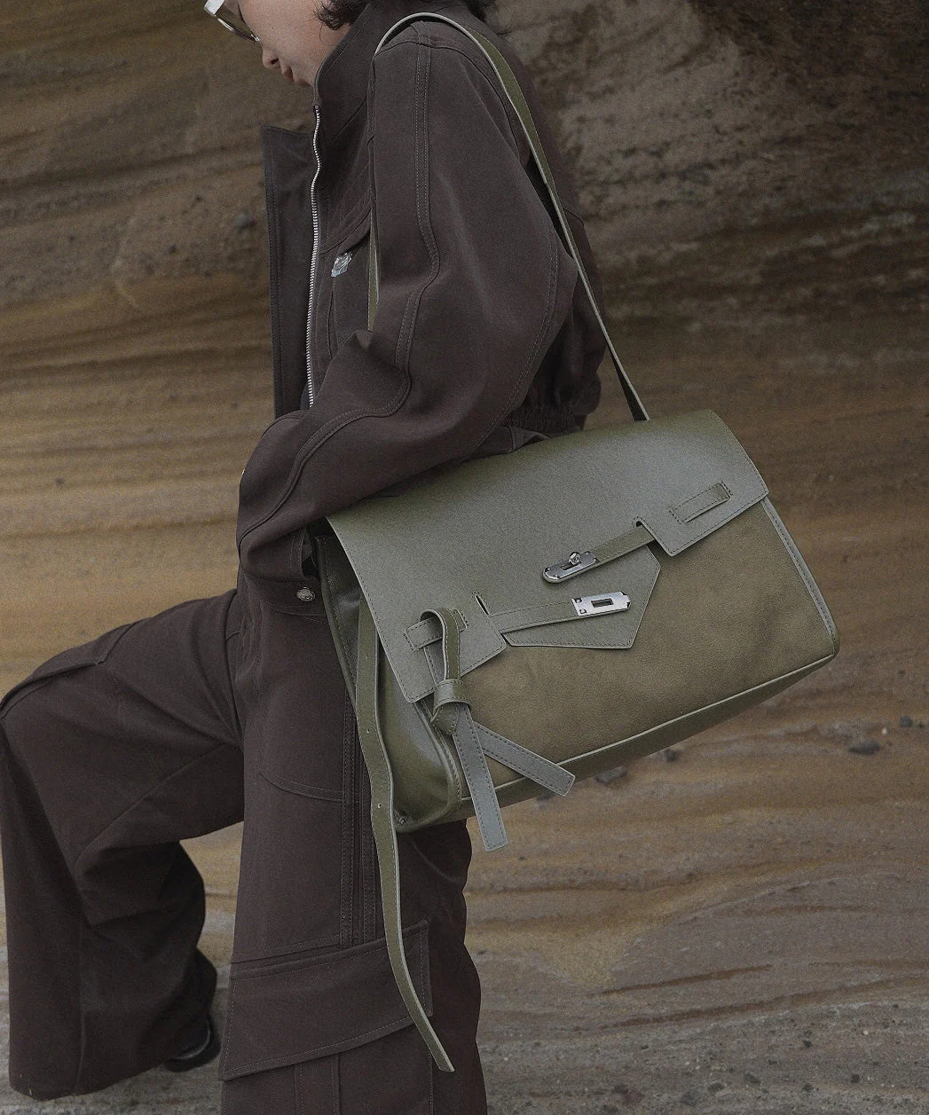 Stylish Black Large Capacity Calf Leather Shoulder Bag - Image 5