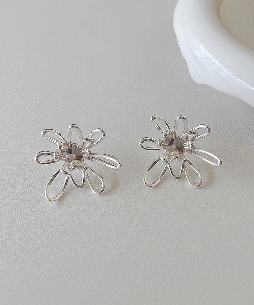 Stylish Gold Metal Alloy Hollow Out Floral Stud Earrings - Image 4